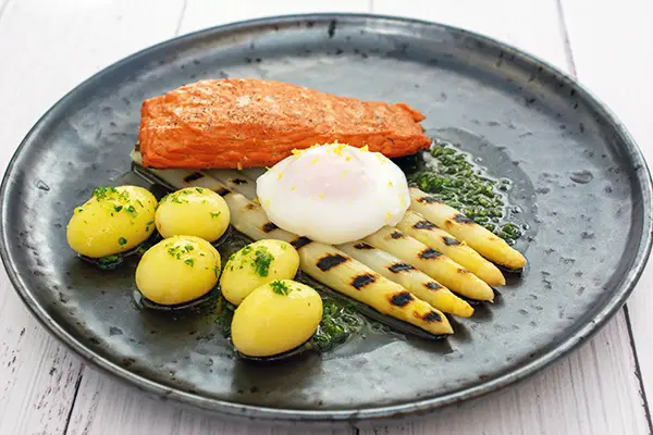 Einde van het tijdperk 'ham-ei-boter'? Horeca zet de witte asperge massaal op de grill