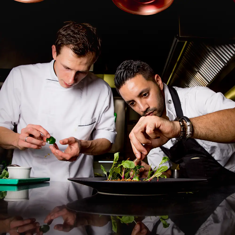 Chef in de horeca is aan de slag met groente en fruit van het versassortiment Van Gelder