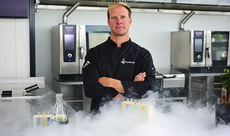 Joost van Altena is bezig met de laatste voorbereidingen van FoodLab om foodprofessionals te ondersteunen op het gebied van kennis, innovatie, efficiënt werken en marges te beschermen.