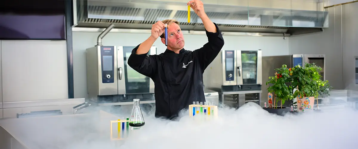 Joost van Altena is druk bezig met experimenteren voor FoodLab