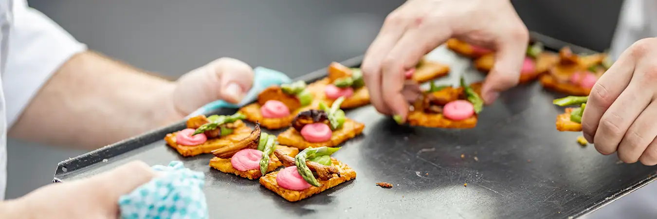 Innovatieve plantaardige gerechtjes die worden uitgeserveerd
