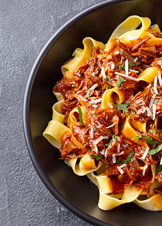 <section>   <div style="background:#0008;padding:12px 16px;border-radius:8px;color:#fff;">     <div style="font-size:32px;font-weight:700;line-height:1.15;">       Sauzen & Marinades     </div>     <div style="margin-top:8px;font-size:22px;line-height:1.3;">       Heerlijk verse opties!     </div>   </div> </section>