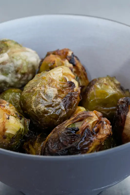 Spruiten in miso gebakken