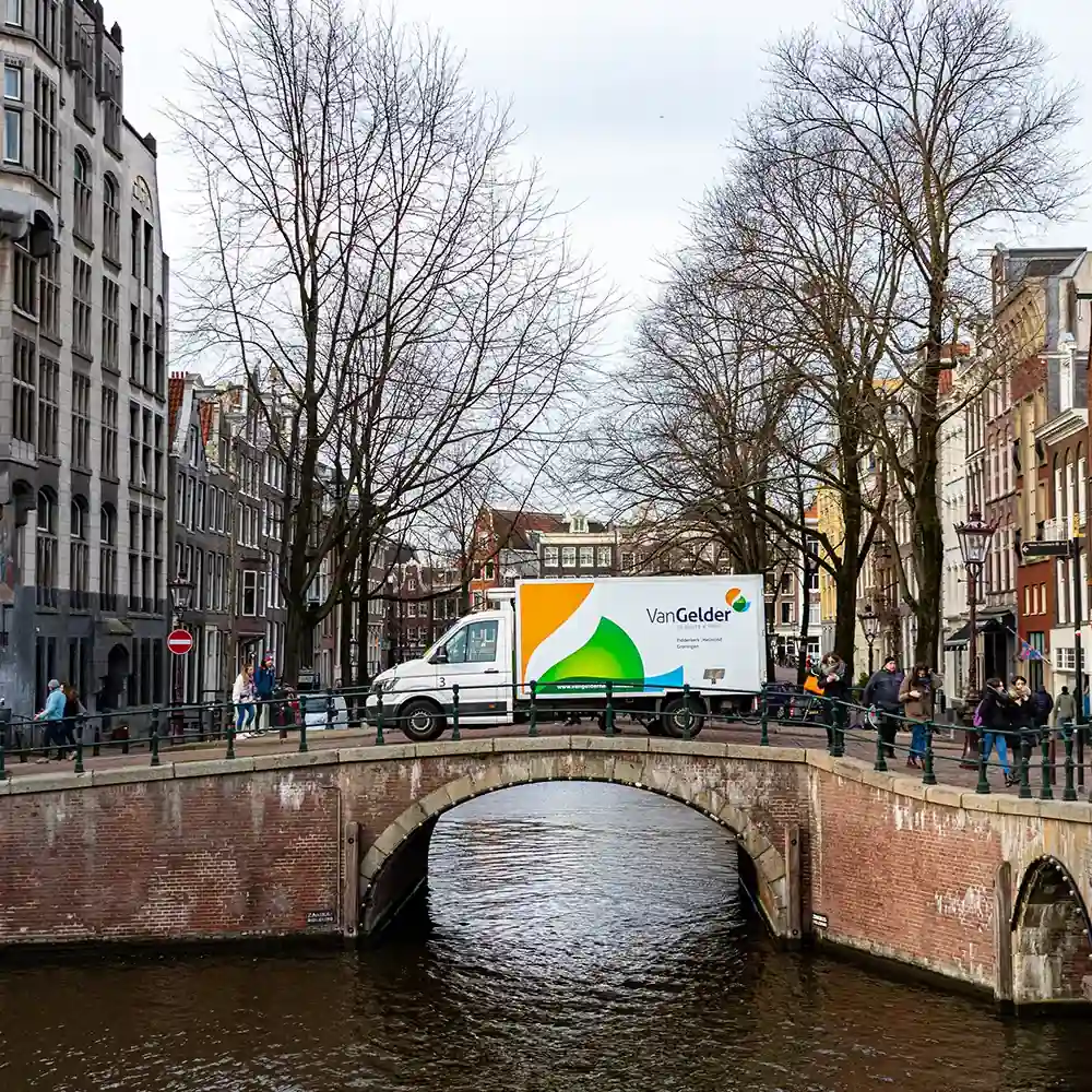 Een bestelbus van Van Gelder midden in het centrum van de stad om de horeca van verse groente en fruit te voorzien