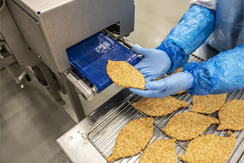 Op maat gemaakte plantaardige schnitzels in productie bij Van Gelder
