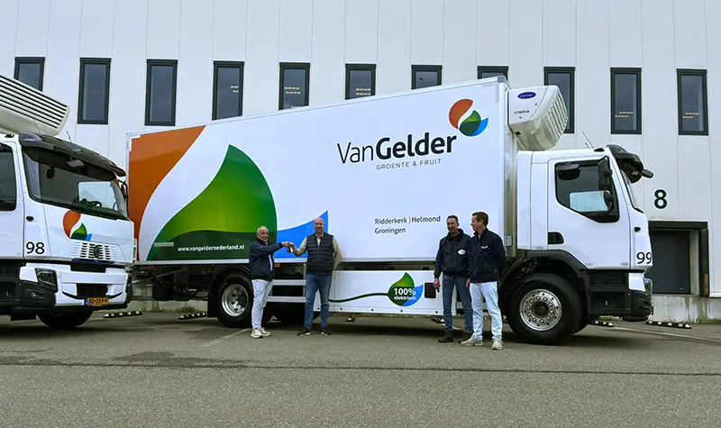 Algemeen directeur Gerrit van Gelder neemt de sleutels van de eerste twee grote, volledig elektrische, bakwagens in ontvangst.